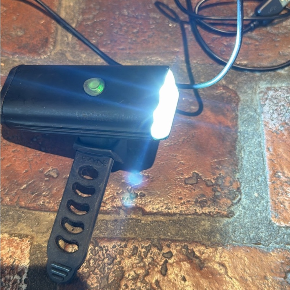 Lezyne XL1000 Black Bike Light - Picture 3 of 3
